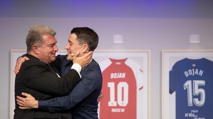 GRAFCAT7934. BARCELONA, 23/03/2023.- El delantero Bojan Krkic, de 32 años, junto al presidente del FC Barcelona, Jan Laporta (i), durante el acto celebrado este jueves en el Camp Nou en que ha anunciado su retirada del fútbol profesional después de dieciséis en el primer nivel, un periodo en el que asegura "haber aprendido a superar los miedos que nos creamos". EFE/Marta Pérez