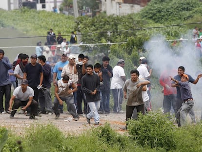 Pobladores de distintas comunidades del municipio de Atlixco sostienen un enfrentamiento con la policía en una fotografía de archivo.