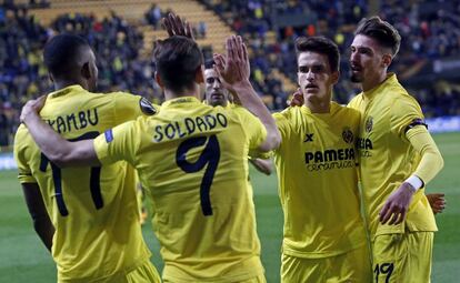 Los jugadores del Villarreal celebran un gol.