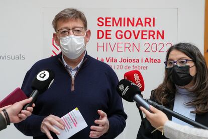 El presidente de la Generalitat, Ximo Puig, y la vicepresidenta, Mònica Oltra, atienden a los medios tras el Seminari.