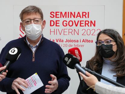 El presidente de la Generalitat, Ximo Puig, y la vicepresidenta, Mònica Oltra, atienden a los medios tras el Seminari.