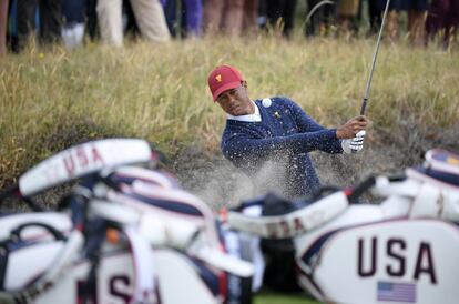 El capitán del equipo de golf de Estados Unidos, Tiger Woods, saca la bola de un búnker durante una sesión de práctica antes del torneo President's Cup Golf en Melbourne (Australia).