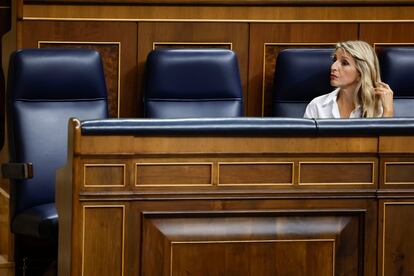 La vicepresidenta segunda y Ministra de Trabajo Yolanda Díaz (c) durante la sesión de control al Gobierno celebrada este miércoles en el Congreso.