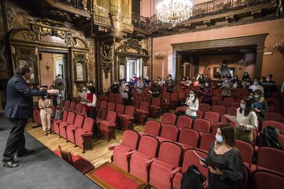 El profesor Moya dice que cantar o en su caso, hablar, con mascarilla exige más esfuerzo para proyectar el aire, así que alumnos y profesores llegan a casa agotados.