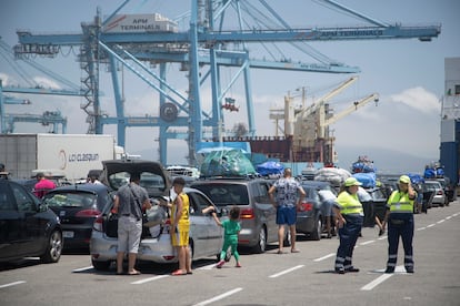 Colas de vehículos en el Puerto de Algeciras, este viernes.