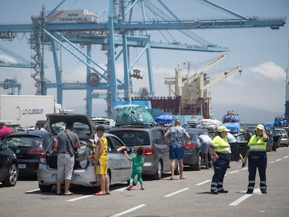 Colas de vehículos en el Puerto de Algeciras para embarcar hacia Tánger