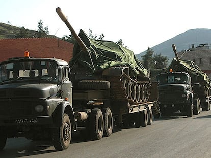 Camiones del Ejército sirio, cargados con tanques, abandonan el valle libanés de la Bekaa, la pasada semana.