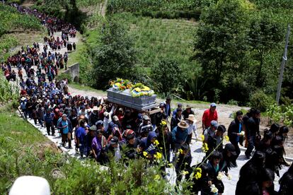 Funeral de Pascual Melvin Guachiac, de 13 años, en el poblado de Tzucubal, en Nahuala, Guatemala, el 16 de julio de 2022.