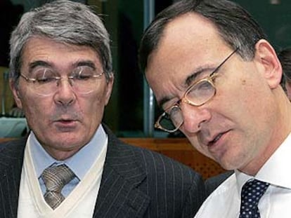 Franco Frattini, comisario de Justicia de la UE (derecha), y Roberto Castelli, ministro de Justicia de Italia, ayer en Bruselas.