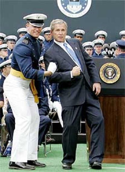 Bush bromea con un cadete en la ceremonia de graduación de la Academia de la Fuerza Aérea en Colorado Springs.