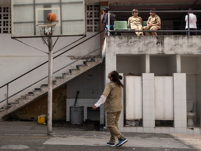 Reclusas juegan en una cancha de la cárcel de Mujeres El Buen Pastor, en Bogotá.