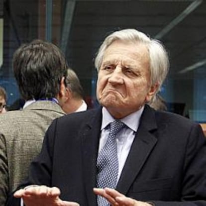 El presidente del Banco Central Europeo, Jean-Claude Trichet (a la derecha), conversa ayer con el ministro británico de Economía, George Osborne.