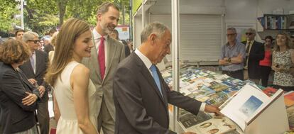 Los Reyes, el pasado viernes, junto al presidente de Portugal, Marcelo Rebelo de Sousa, país invitado en la 76 edición de la Feria del Libro.