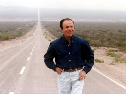 El presidente de argentina Carlos Menem pasea por la autopista cerca de su casa en el norte de Argentina, antes de ir a votar, el 24 de octubre de 1999.
