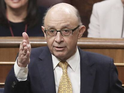 El ministro de Hacienda, Crist&oacute;bal Montoro, interviene en el Congreso.