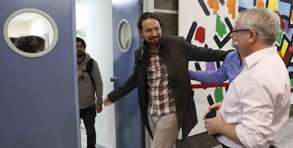 Pablo Iglesias se despide de Ignacio Fernández Toxo tras la reunión mantenida este miércoles
