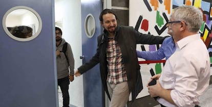 Pablo Iglesias se despide de Ignacio Fern&aacute;ndez Toxo tras la reuni&oacute;n mantenida este mi&eacute;rcoles