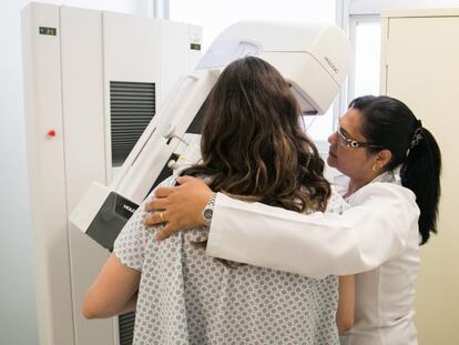 Una mujer se realiza una mamografía en una clínica de São Paulo, Brasil.