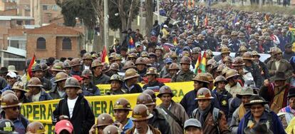 Mineros aimaras marchan en apoyo a Morales.