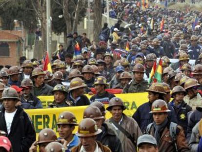 Mineros aimaras marchan en apoyo a Morales.
