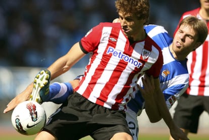 Llorente trata de controlar el balón ante Illarramendi.