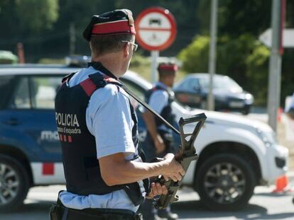 Agentes de los Mossos d&acute;Esquadra realizan un control cerca de Ripoll. 