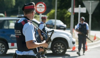 Agentes de los Mossos d&acute;Esquadra realizan un control cerca de Ripoll. 