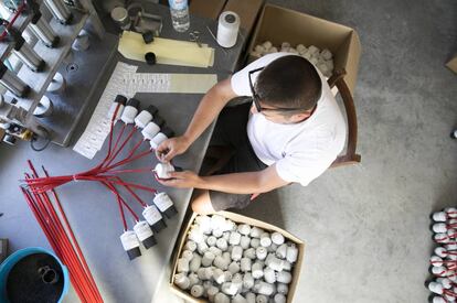 Un trabajador de Pirotecnia Vulcano preparando los fuegos artificiales para celebrar el cierre de Veranos de la Villa de este año.