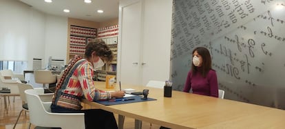 Una notaria prestando servicios durante la pandemia.