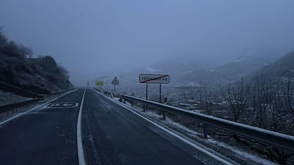 El puerto de Tornavacas en Ávila con nieve, este sábado.