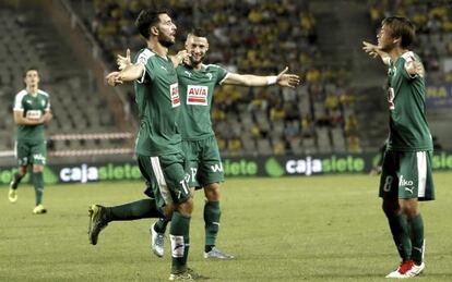 Borja Gonz&aacute;lez celebra el segundo gol con Takashi Inui y Daniel Garcia.