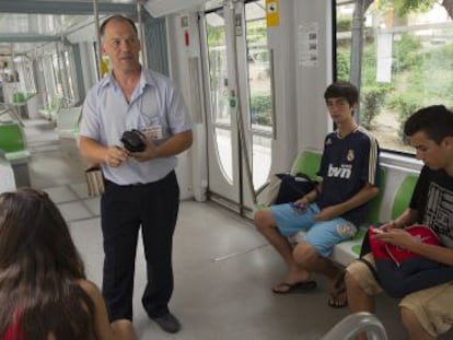 Pasajeros en las pruebas del tranv&iacute;a de Ja&eacute;n en 2013.