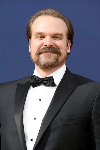 David Harbour
El actor, que interpreta al entrañable policía Jim Hopper en Stranger Things de Netflix, sufrió un ataque maniaco cuando tenía 25 años. El episodio llevó a sus padres a ingresarle en una clínica en la que recibió el diagnóstico. Una época oscura de la que ha hablado sin cortapisas en un podcast, con el fin de que su testimonio pudiera servir de ayuda: “Si alguien a quien quieres todavía siente vergüenza por su diagnóstico o un padre está preocupado porque su hijo es bipolar y cree que no podrá superarlo, nuestro podcast podrá suavizarlo”.
David recibió muchísimas muestras de apoyo y también testimonios de personas que le agradecían el gesto. El actor se encuentra en el mejor momento de su carrera no solo gracias a la mencionada serie, que ya ha alcanzado la tercera temporada, sino porque es el protagonista de la tercera entrega de Hellboy, que llegará a las salas de todo el mundo este año. Pese a todo, no baja la guardia y está muy pendiente de la medicación.