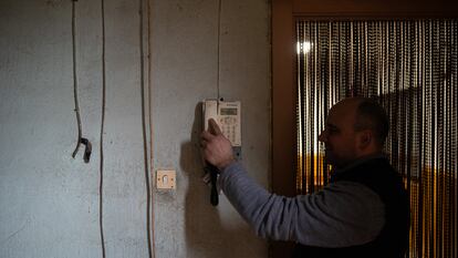 Juan Pablo Blanco, con el teléfono público que tiene instalado en su bar de San Vicente de la Cabeza (Zamora).