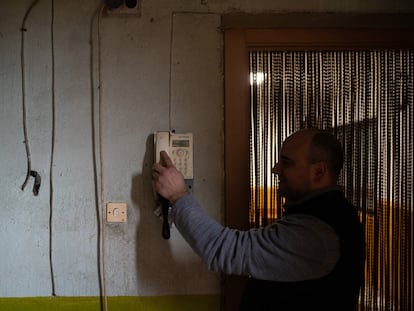 Juan Pablo Blanco, con el teléfono público que tiene instalado en su bar de San Vicente de la Cabeza (Zamora).