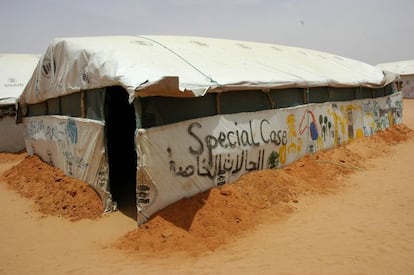 Darfur, Sudán 2006. En una emergencia, no solo hace falta atender las necesidades físicas de los niños, también las psicológicas. Para ello algunas organizaciones humanitarias cuentan con actividades orientadas a paliar, en la medida de lo posible, el trauma ocasionado por la guerra. Este centro de alimentación terapéutica era uno de los muchos instalados en Darfur para atender las necesidades de los desplazados por la guerra. Resulta muy reconfortante ver a los niños recuperar su sonrisa.