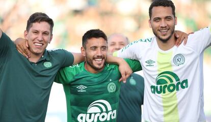 Follmann, Alan Ruschel e Neto comemoram a vaga na Libertadores.