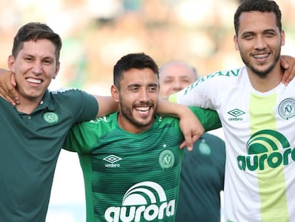 Follmann, Alan Ruschel e Neto comemoram a vaga na Libertadores.