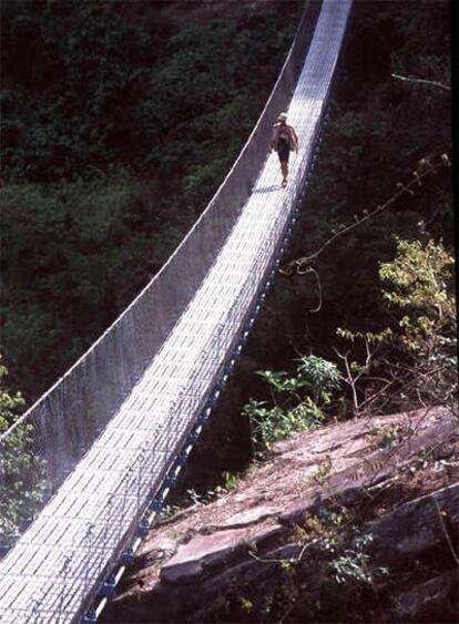 Puente colgante cercano a la 'Arnikio highway', Nepal