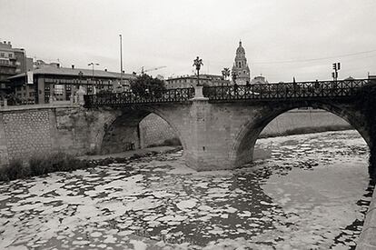 El aspecto del río Seguro a su paso por Murcia en 1997. El olor nauseabundo a huevo podrido pudo con los vecinos. En 2001 unas 40.000 personas salieron a la calle para exigir un río limpio.