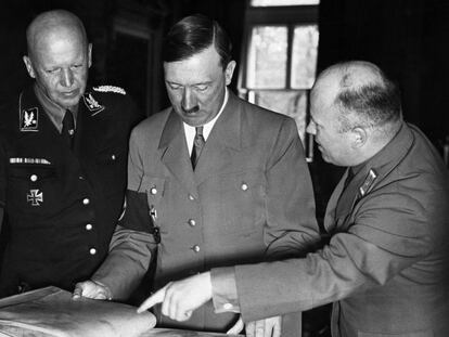 Adolf Hitler revisa edição de 'Minha luta' ('Mein Kampf'), em uma fotografia sem data.