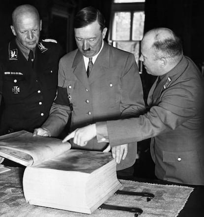 Adolf Hitler revisa una edición de 'Mein Kampf' en una fotografía sin datar.
