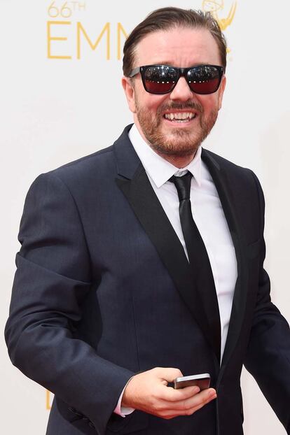 Ricky Gervais, de azul marino y negro.