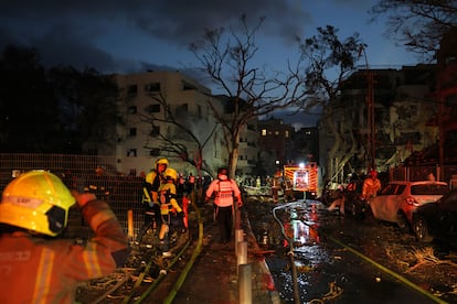 Los equipos de emergencia israelí trabajan tras un ataque iraní, este lunes en Tel Aviv.