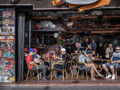 Clientes de un bar en Benidorm, el pasado diciembre.