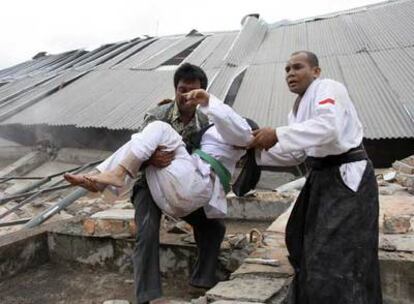 El terremoto de magnitud 7,6 ha destruido numerosos edificios en Padang