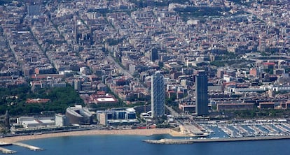 Vista aérea del puerto de Barcelona, con las torres de la Villa Olímpica, el Port Olímpic y la Sagrada Familia al fondo.