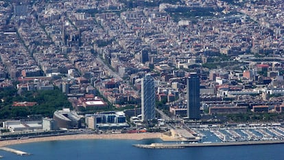 Vista aérea del puerto de Barcelona, con las torres de la Villa Olímpica, el Port Olímpic y la Sagrada Familia, al fondo.