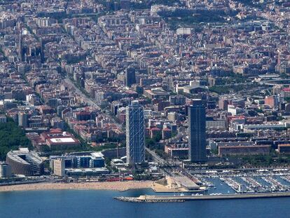 Vista aérea del puerto de Barcelona, con las torres de la Villa Olímpica, el Port Olímpic y la Sagrada Familia al fondo.