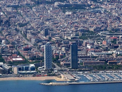 Vista aérea del puerto de Barcelona, con las torres de la Villa Olímpica, el Port Olímpic y la Sagrada Familia, al fondo.